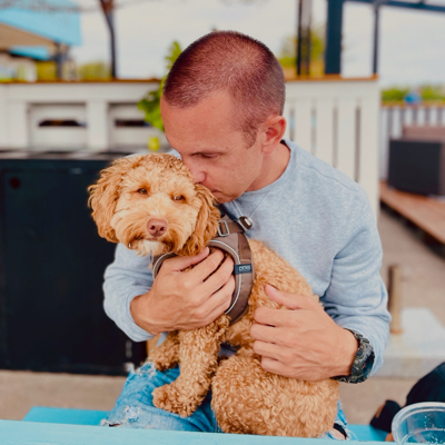 Marco en office-dog James